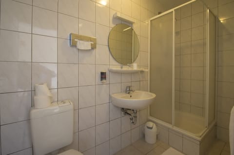 Standard Single Room | Bathroom | Shower, free toiletries, hair dryer