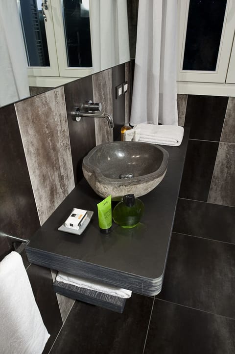 Double Room | Bathroom sink