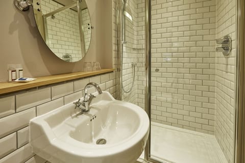 Standard Double Room | Bathroom | Shower, towels