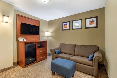 Suite, Multiple Beds, Non Smoking | Desk, iron/ironing board, WiFi, bed sheets