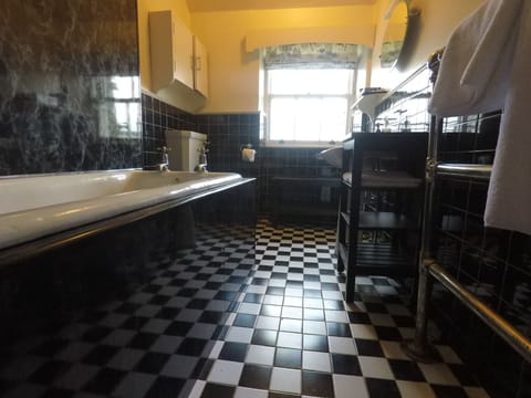 Traditional House, 3 Bedrooms | Bathroom | Free toiletries, towels