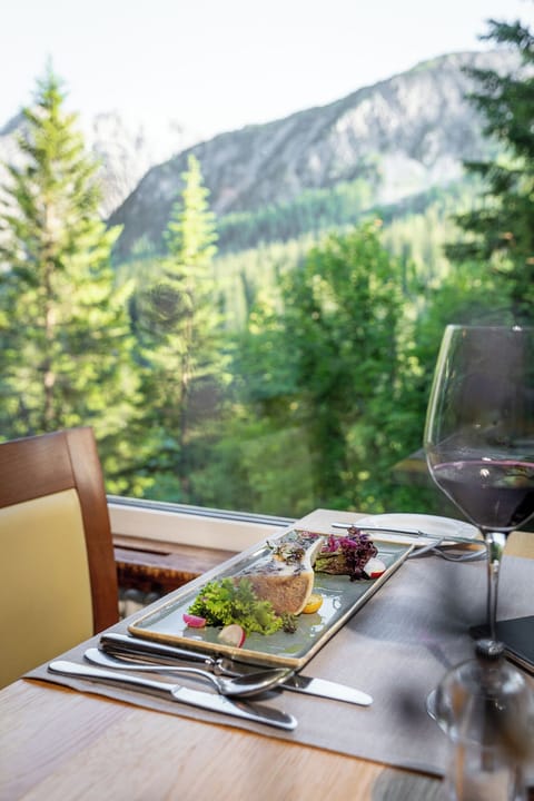 Breakfast and dinner served