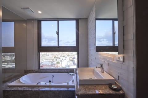 Deluxe Honeymoon Suite | Bathroom | Separate tub and shower, eco-friendly toiletries, hair dryer, towels