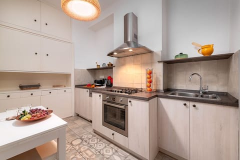 Premium suite, 2 bedrooms- city center main square ( adress : Frane Petrića 5/ I kat with elevator) | Private kitchen | Microwave, dishwasher, coffee/tea maker, electric kettle