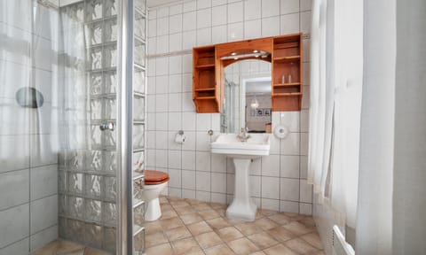 Junior Suite, Non Smoking | Bathroom | Shower, hair dryer, towels