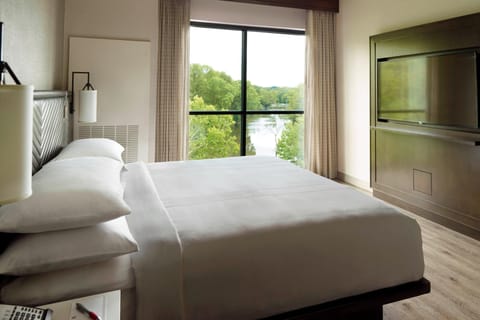Junior Suite, 1 King Bed | Hypo-allergenic bedding, in-room safe, desk, laptop workspace
