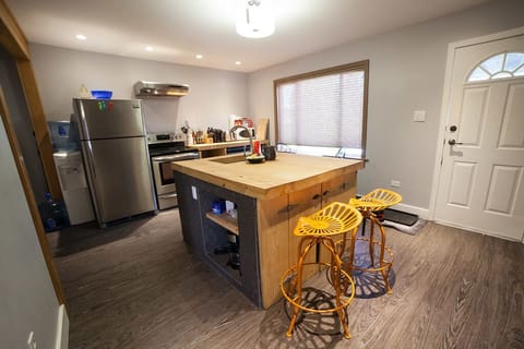 Room | Shared kitchen | Full-size fridge, microwave, oven, stovetop