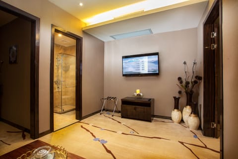 1 Bedroom Corner Suite | Premium bedding, minibar, in-room safe, desk