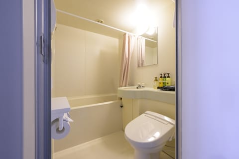 Combined shower/tub, deep soaking tub, free toiletries, hair dryer