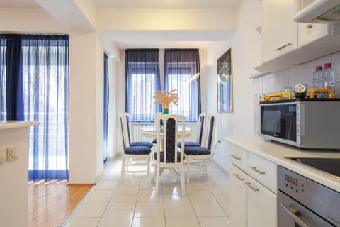 Superior Apartment, 1 Bedroom, Balcony | In-room dining