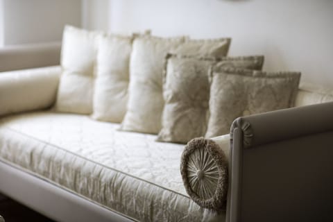 Suite | Living area | 28-inch flat-screen TV with satellite channels, TV