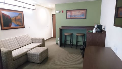 Suite, 1 Queen Bed | In-room safe, desk, iron/ironing board, free cribs/infant beds