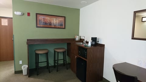 Suite, 1 Queen Bed | In-room safe, desk, iron/ironing board, free cribs/infant beds