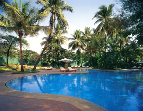 Outdoor pool, pool umbrellas, sun loungers