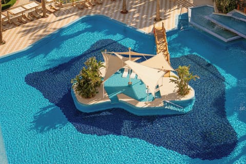 2 outdoor pools, sun loungers