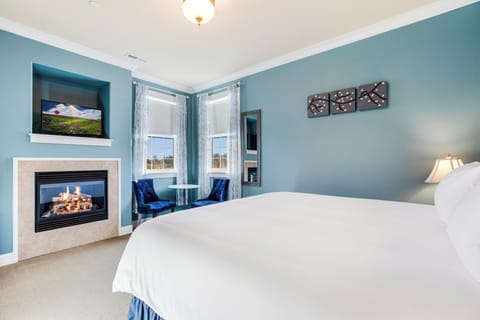Romantic Room, 1 King Bed, Fireplace, Vineyard View | Premium bedding, minibar, individually decorated, individually furnished