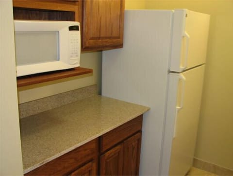 Fridge, coffee/tea maker