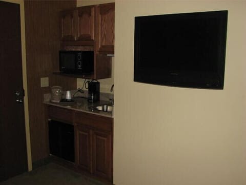 Fridge, coffee/tea maker