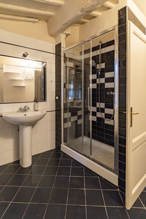 Panoramic Apartment | Bathroom | Shower, free toiletries, hair dryer, bidet