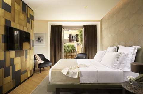 Deluxe Suite | Premium bedding, free minibar items, in-room safe, desk