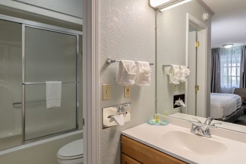 Combined shower/tub, deep soaking tub, free toiletries, towels