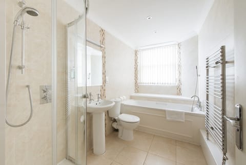 Deluxe Room (Executive) | Bathroom | Combined shower/tub, free toiletries, hair dryer, towels