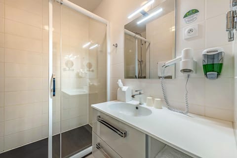 Superior Twin Room | 1 bedroom, premium bedding, desk, iron/ironing board