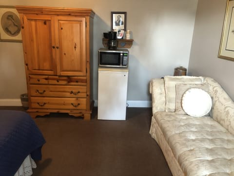 Standard Room, 1 Queen Bed | Desk, free rollaway beds, free WiFi, bed sheets