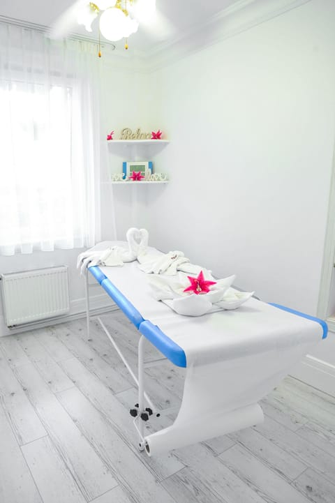 1 treatment room, massages