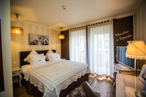 Deluxe Double Room | Egyptian cotton sheets, Select Comfort beds, desk, laptop workspace