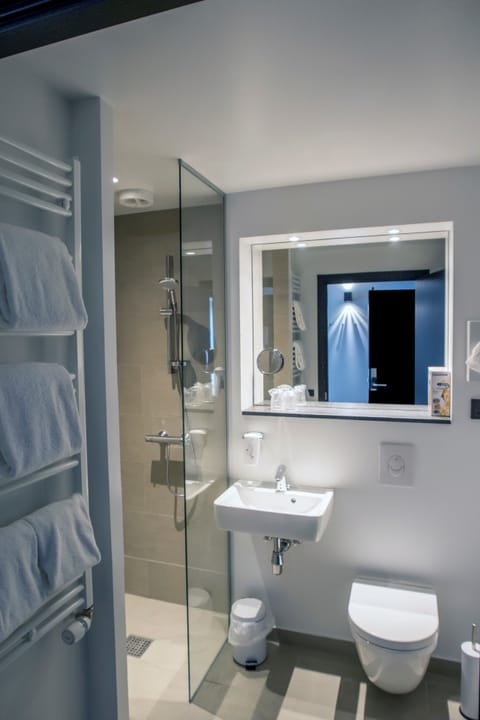Comfort Double Room Plus, Terrace | Bathroom | Shower, free toiletries, hair dryer, towels