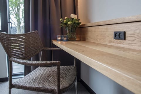 Premium bedding, desk, iron/ironing board, cribs/infant beds