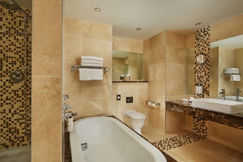 Combined shower/tub, hair dryer, towels