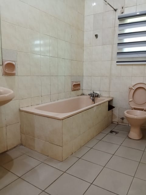 Executive Room | Bathroom | Shower, rainfall showerhead, free toiletries, towels