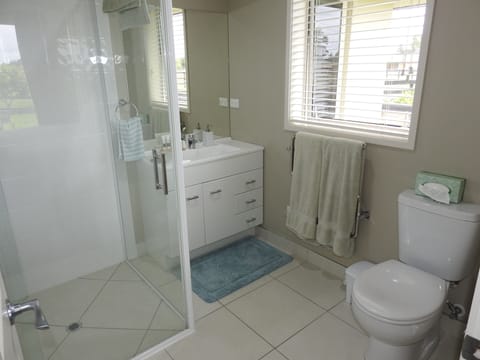 Orchard Room | Bathroom | Shower, free toiletries, hair dryer, bathrobes