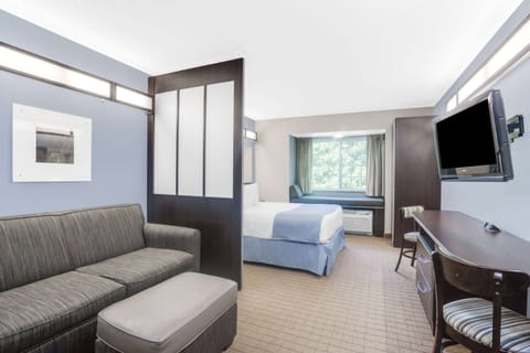 Studio Suite, 1 Queen Bed, Non Smoking | Premium bedding, pillowtop beds, desk, blackout drapes