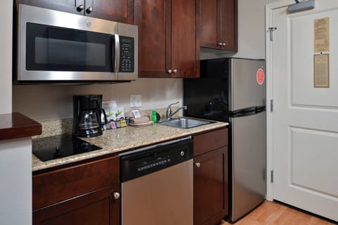 Full-size fridge, microwave, stovetop, dishwasher