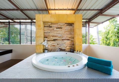 Grand Family Suite | Private spa tub