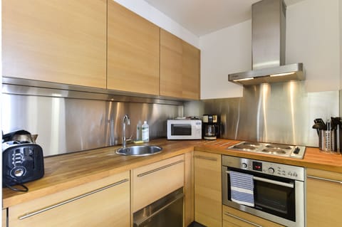 Apartment, 1 Bedroom | Private kitchen | Full-size fridge, microwave, oven, stovetop