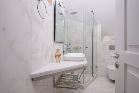 Grand Apartment, Jetted Tub | Bathroom | Shower, free toiletries, hair dryer, slippers