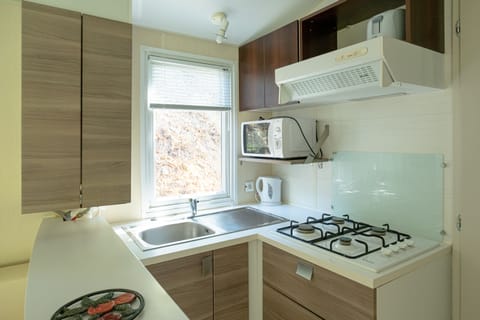 Panoramic Mobile Home, 2 Bedrooms (Restanque) | Private kitchenette | Fridge, microwave, coffee/tea maker, electric kettle