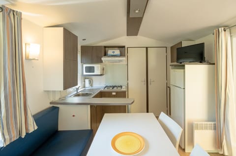 Family Mobile Home, 2 Bedrooms (famille 3m) | Living area | TV, table tennis