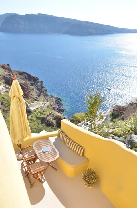 Earth House Volcano View | Terrace/patio