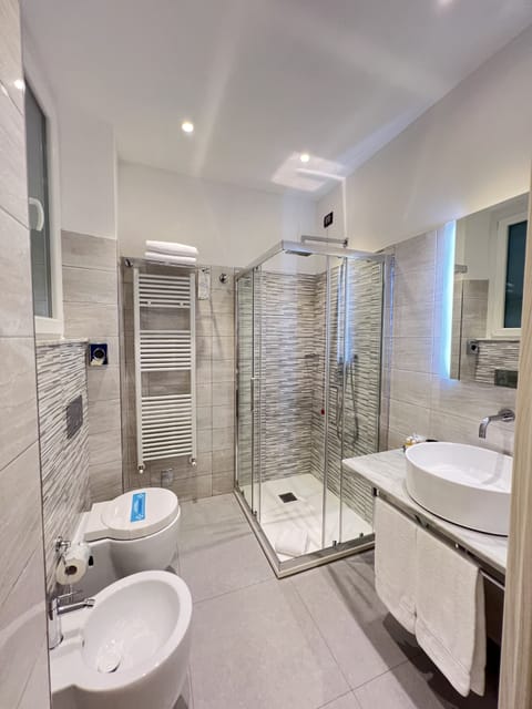 Double Room (no. 53) | Bathroom | Shower, free toiletries, hair dryer, bidet
