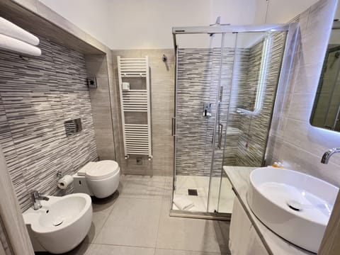 Double Room (no. 51) | Bathroom | Shower, free toiletries, hair dryer, bidet