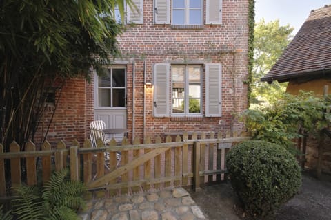 Suite - Brick house | Desk, blackout drapes, soundproofing, cribs/infant beds