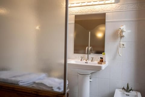 Comfort Double Room | Bathroom | Combined shower/tub, free toiletries, hair dryer, towels