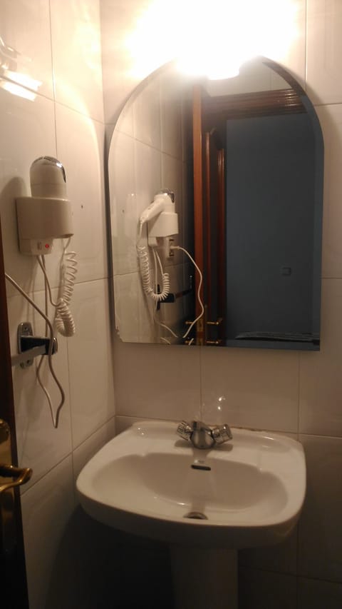 Combined shower/tub, towels