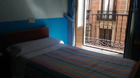 Twin Room, Private Bathroom | Desk, free WiFi, bed sheets