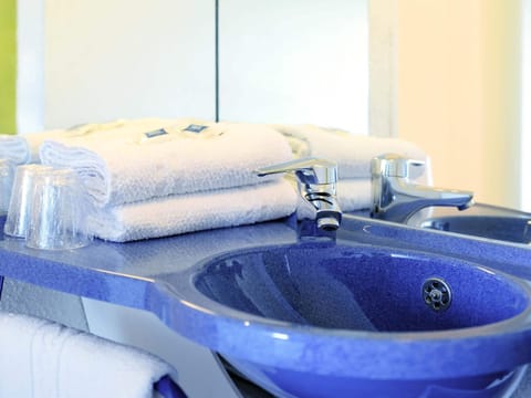 Triple Room, Multiple Beds | Desk, soundproofing, free cribs/infant beds, free WiFi